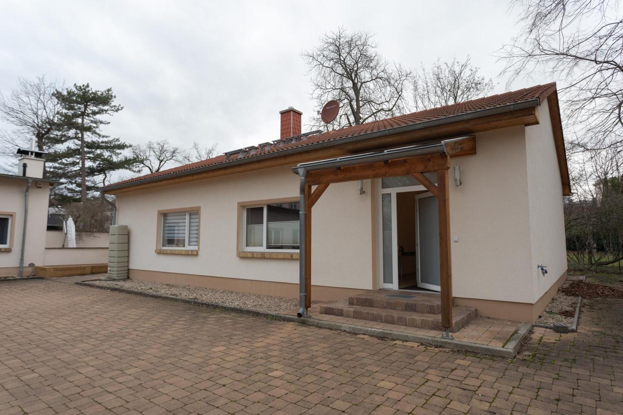 Stadthaus Mit 2 Schlafzimmern & Wohnzimmer Mit Kamin - Kostenloser Privat-Parkplatz Auf Dem Grundstueck Leipzig Exterior photo
